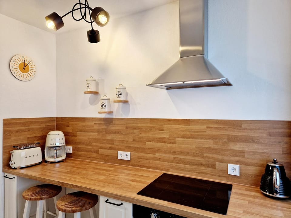 Coffee/tea facilities, Kitchen or kitchenette, Dining area, stove