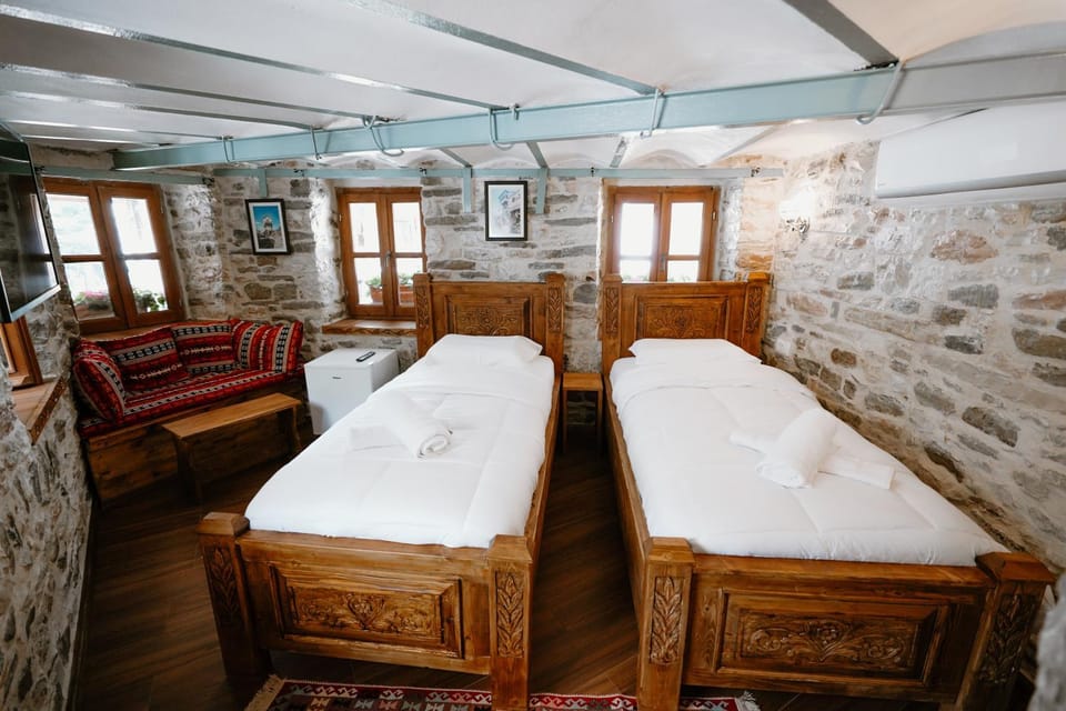 Bed, Photo of the whole room, Seating area, Bedroom