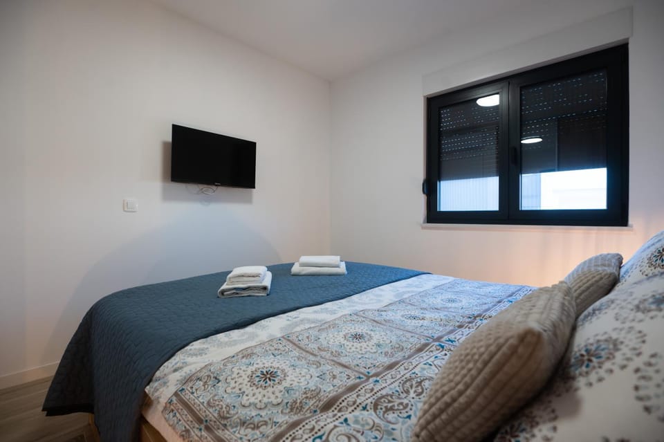 Bed, TV and multimedia, Bedroom, towels