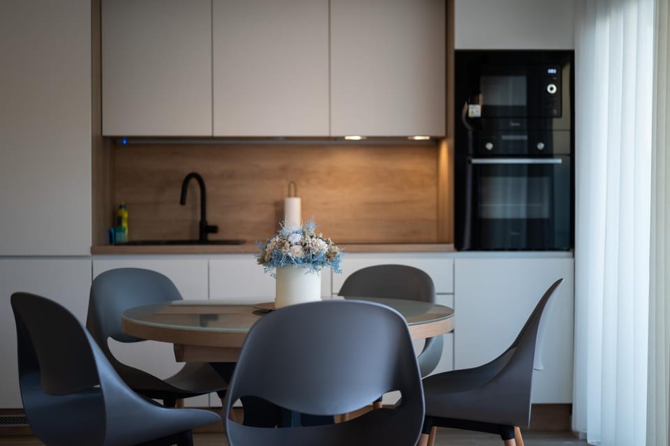 Kitchen or kitchenette, Dining area, minibar, stove