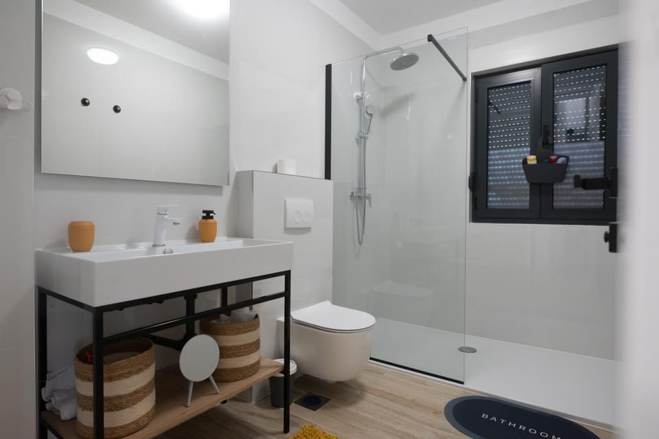 Shower, Toilet, Bathroom, towels