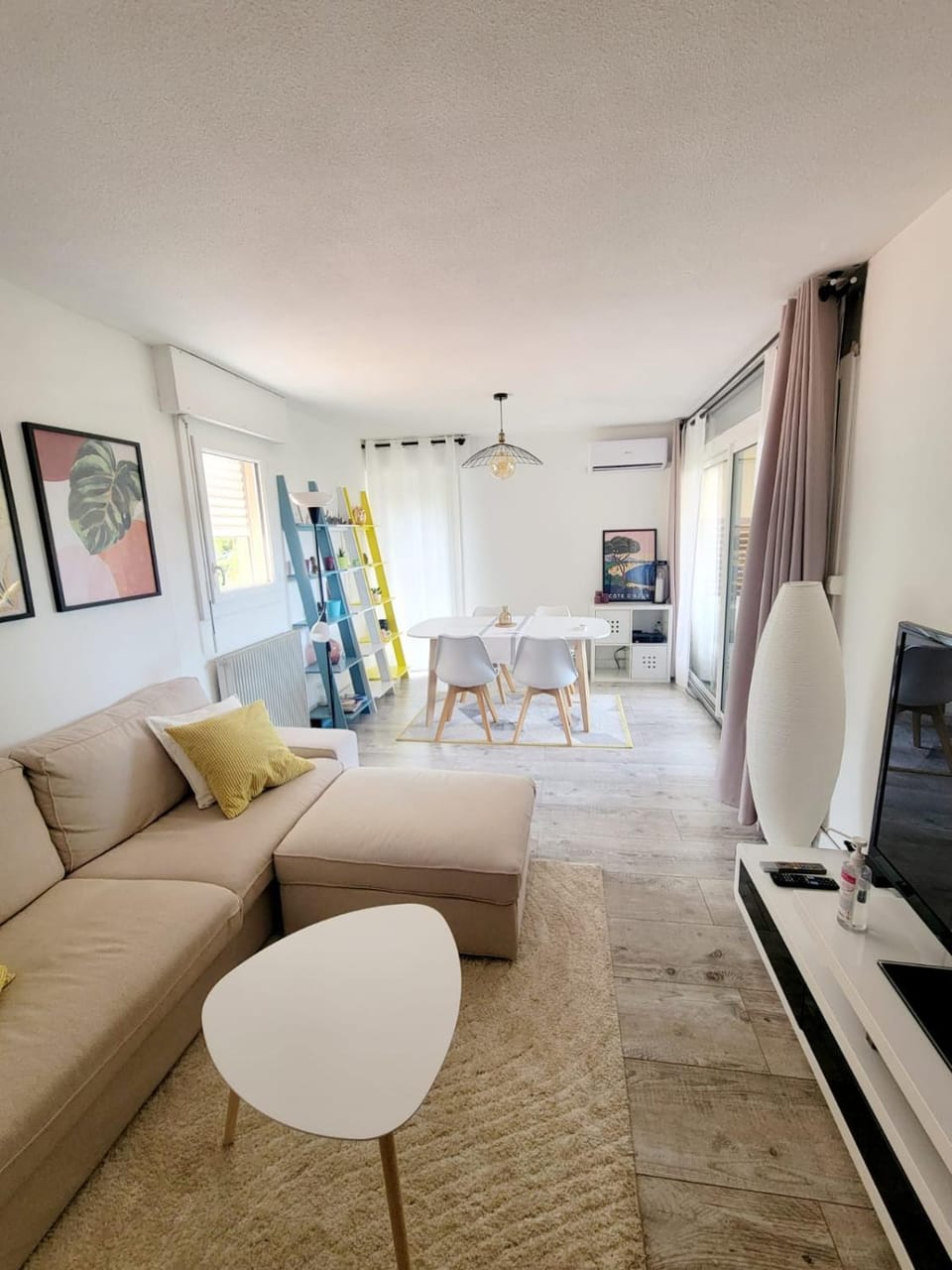 TV and multimedia, Living room, Seating area, internet, air conditioner