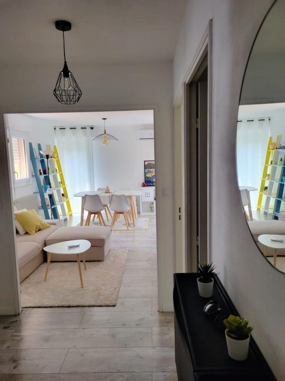 TV and multimedia, Living room, Seating area, internet, air conditioner