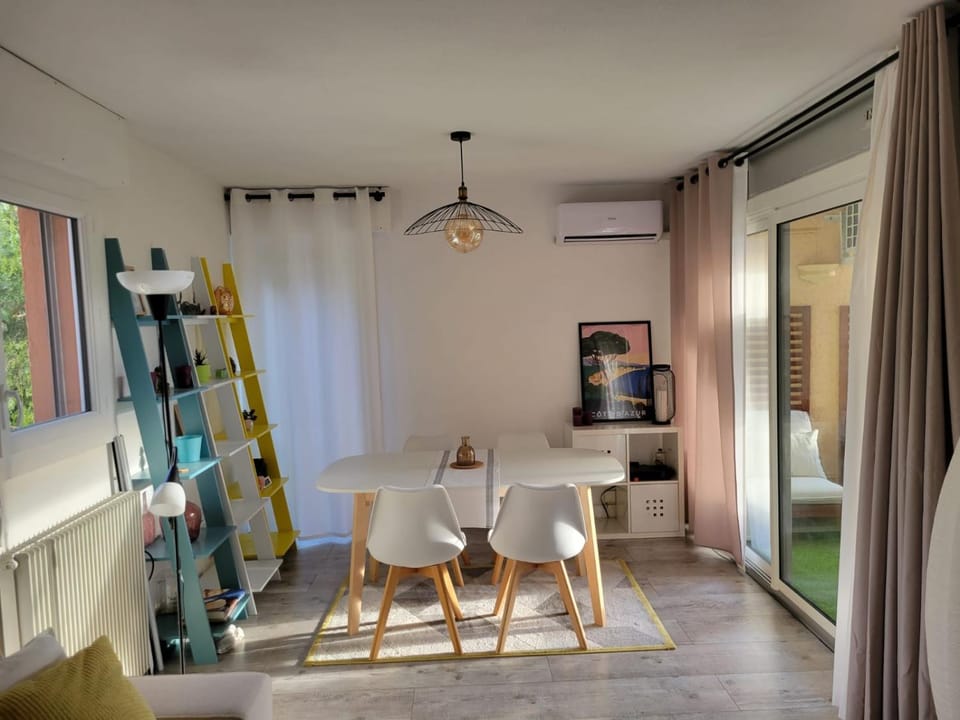 Dining area, internet, air conditioner
