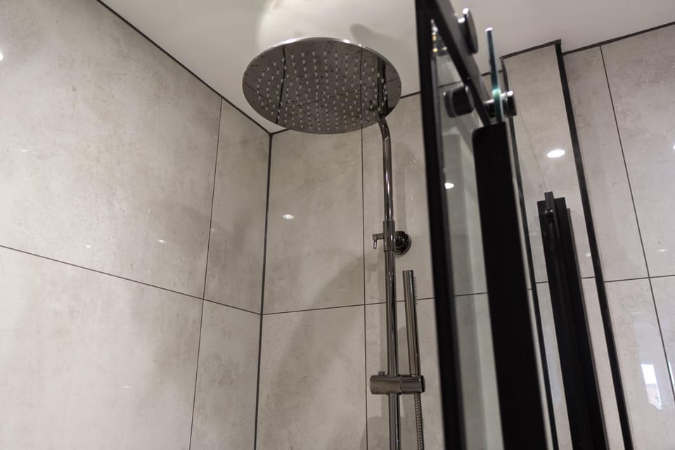Shower, Toilet, Bathroom, towels