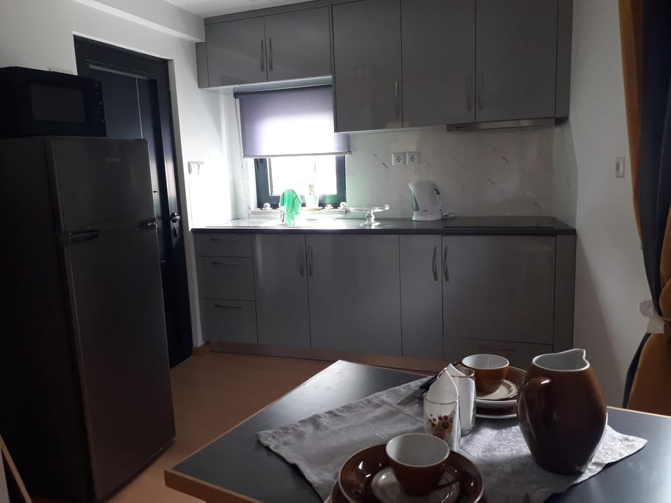 Coffee/tea facilities, Kitchen or kitchenette, Dining area, stove