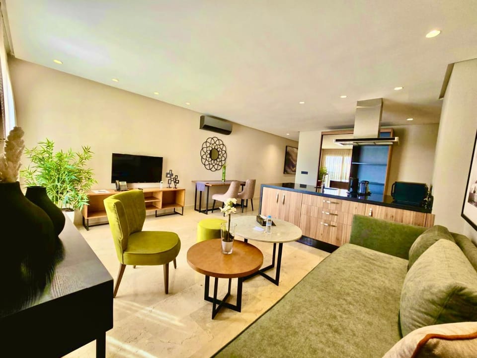 Communal lounge/ TV room, TV and multimedia, Kitchen or kitchenette, Living room, Seating area, Dining area