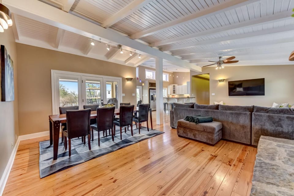 LBJ Lake Home - Private Cove - Lake Toys - Boat Slip House in Granite Shoals