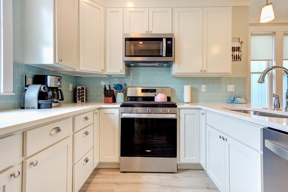 Coffee/tea facilities, Kitchen or kitchenette, dishwasher, oven, pet friendly, stove