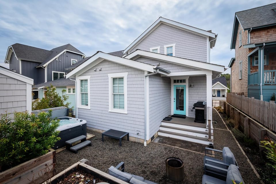 Property building, Day, Neighbourhood, Hot Tub