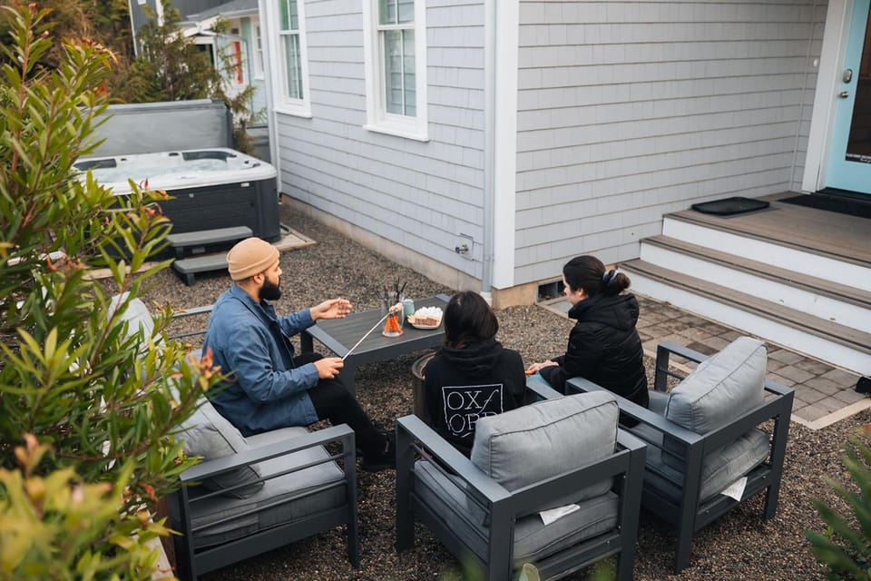 Hot Tub, Seating area