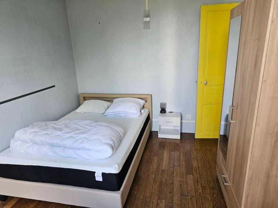 Bed, Photo of the whole room, Bedroom, wardrobe