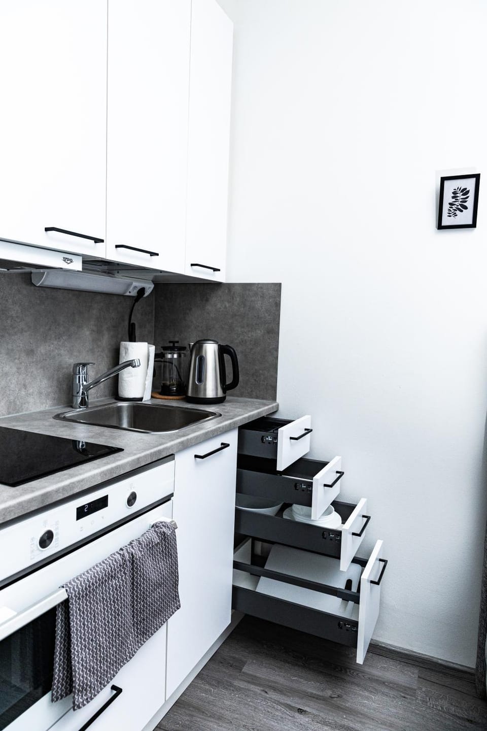 Coffee/tea facilities, Kitchen or kitchenette, stove