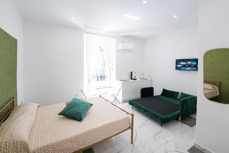 Bed, Kitchen or kitchenette, Seating area, Bedroom