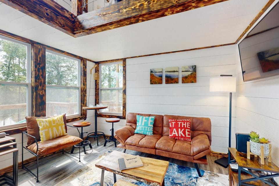 Family Fun! Riverside Home w/ Fire Pit House in Weiss Lake