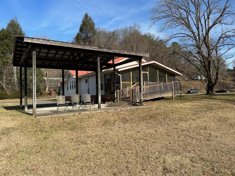 Toccoa River House- Toccoa River Front-2br/2ba-wifi-walk to town-Free Activities House in McCaysville