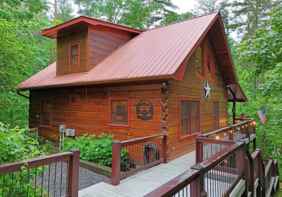 Sophisticated 3BR Cabin • Luxury, Decks & Firepits Cabin in Georgia