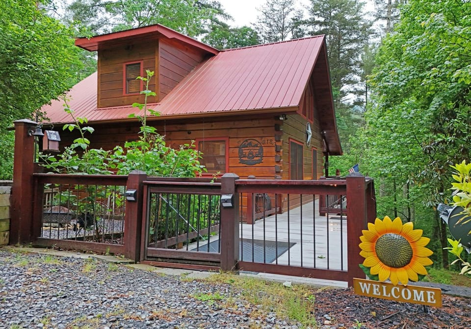 Sophisticated 3BR Cabin • Luxury, Decks & Firepits Cabin in Georgia