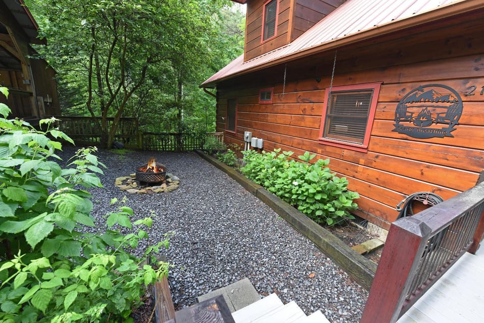 Sophisticated 3BR Cabin • Luxury, Decks & Firepits Cabin in Georgia