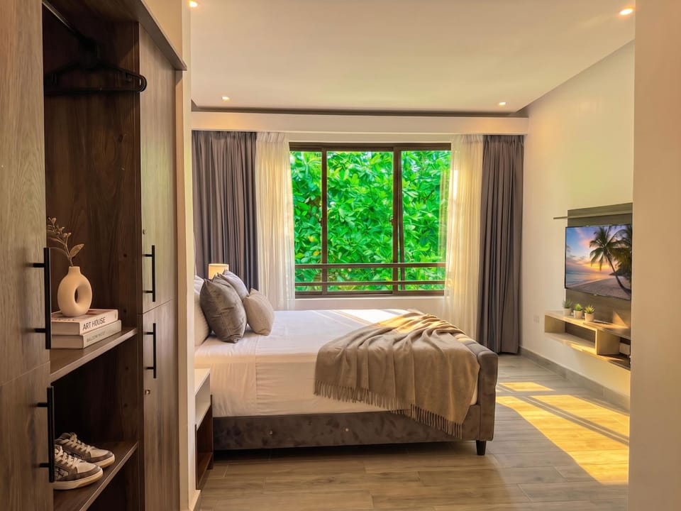 Bed, TV and multimedia, Bedroom
