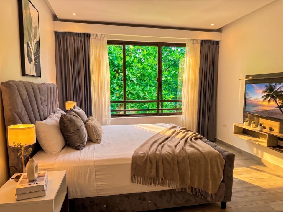 Bed, TV and multimedia, Bedroom