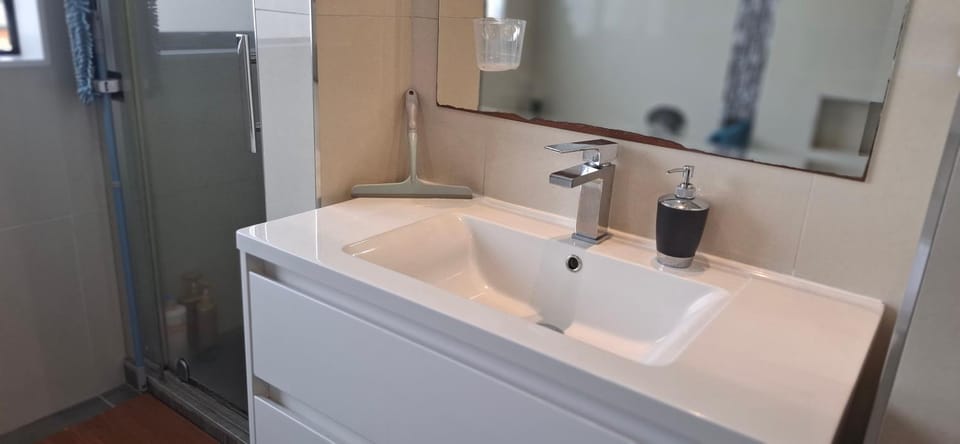 Modern Sunny & Comfy Rooms with Ultra-Fast Fibre & Free Parking in Auckland Vacation rental in Auckland