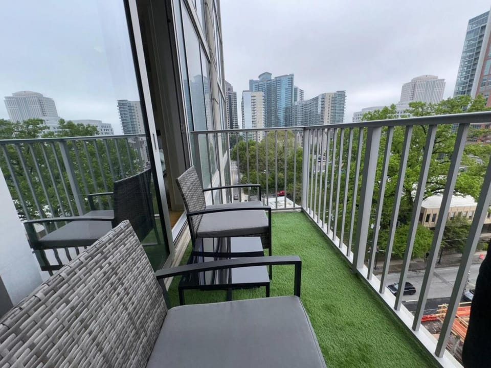 Day, View (from property/room), Balcony/Terrace, Living room, Seating area, City view