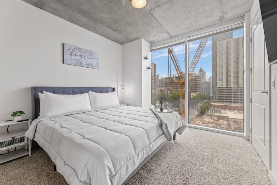 Atlanta Midtown High-Rise Condo With King Bed Free Parking and Balcony With View Apartment in Atlanta