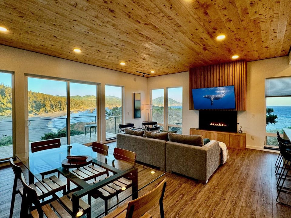 Communal lounge/ TV room, Natural landscape, TV and multimedia, Living room, Seating area, Dining area, Beach, fireplace, fireplace, furniture