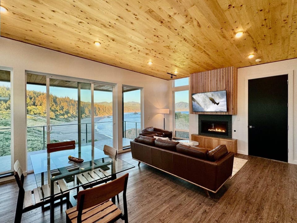 TV and multimedia, Balcony/Terrace, Living room, Decorative detail, Seating area, Dining area