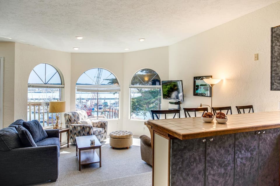 Bay Front Views! Shopping, Restaurants! Museums! Unit 4 House in Newport