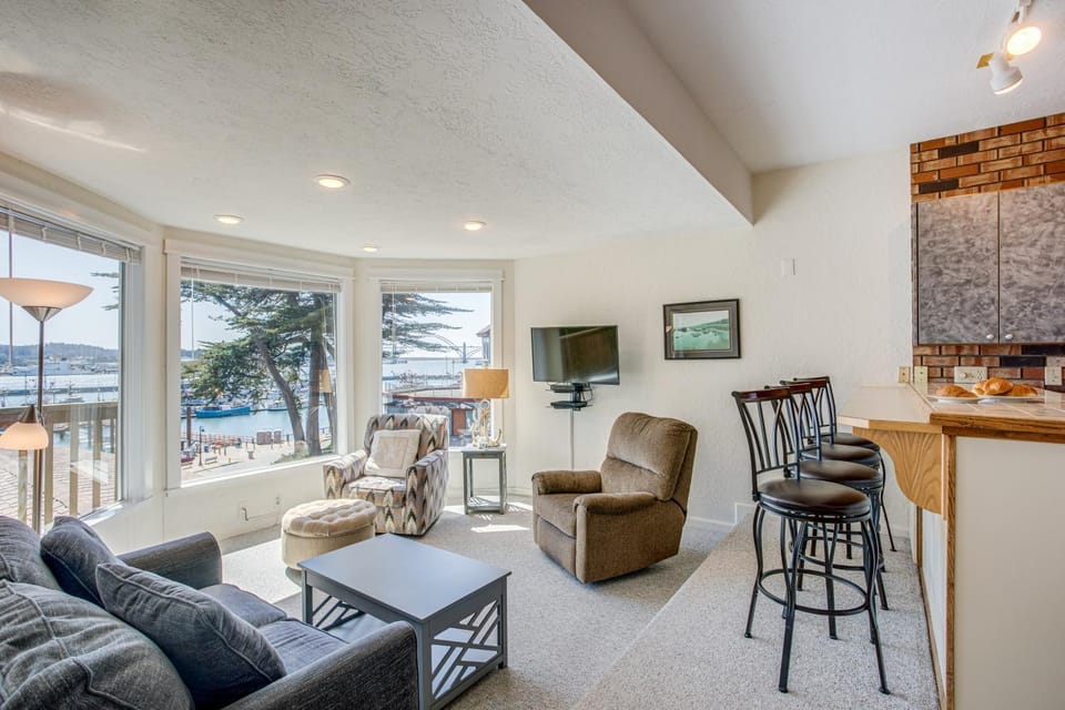 Yaquina Bay Views! Restaurants, Shops, Walk to Everything! Unit 2 House in Newport