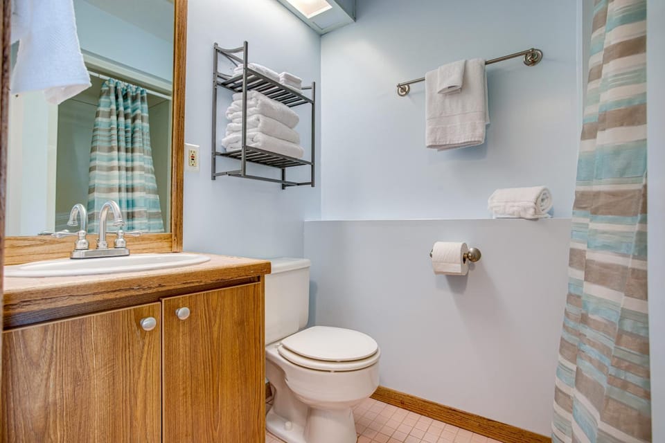Marina Views! Watch the Boats! Walk to Everything! Unit 3 House in Newport