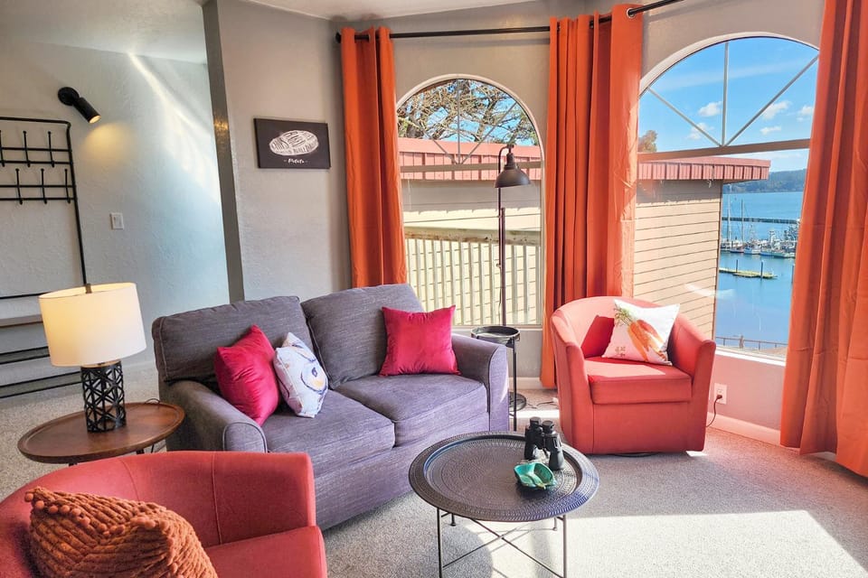 Yaquina Bay & Bridge Views! Watch the Boats! Kitchen is a culinary delight! Unit 5 House in Newport