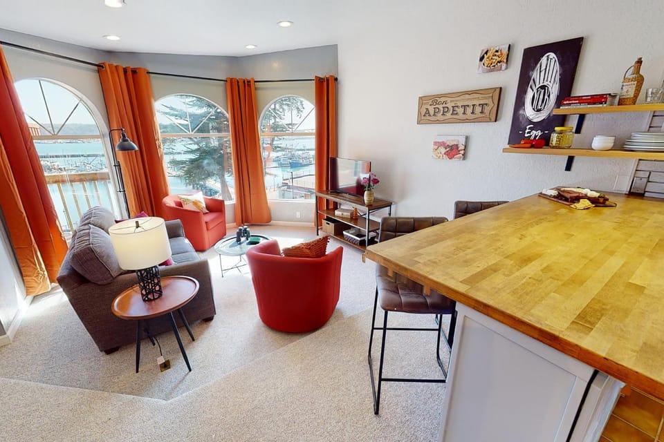 Yaquina Bay & Bridge Views! Watch the Boats! Kitchen is a culinary delight! Unit 5 House in Newport