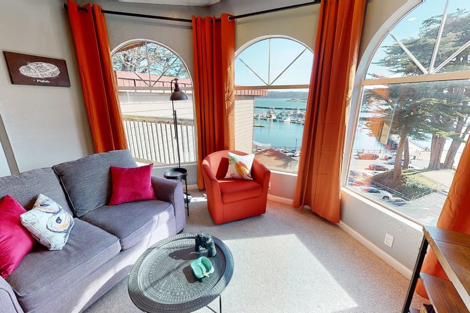 Yaquina Bay & Bridge Views! Watch the Boats! Kitchen is a culinary delight! Unit 5 House in Newport