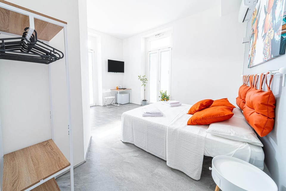 Bed, TV and multimedia, Photo of the whole room, Evening entertainment, Bedroom, towels
