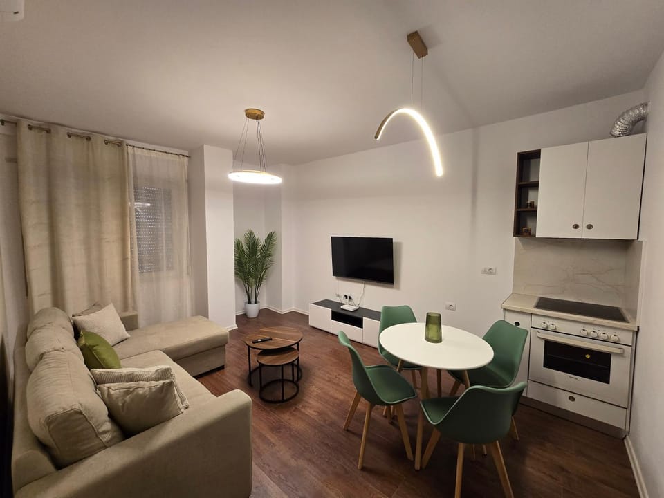 Communal lounge/ TV room, TV and multimedia, Kitchen or kitchenette, Living room, Seating area, Dining area, stove