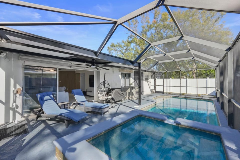 Luxury Style townhome with Pool - 1 Miles to Bucs Stadium Apartment in Tampa