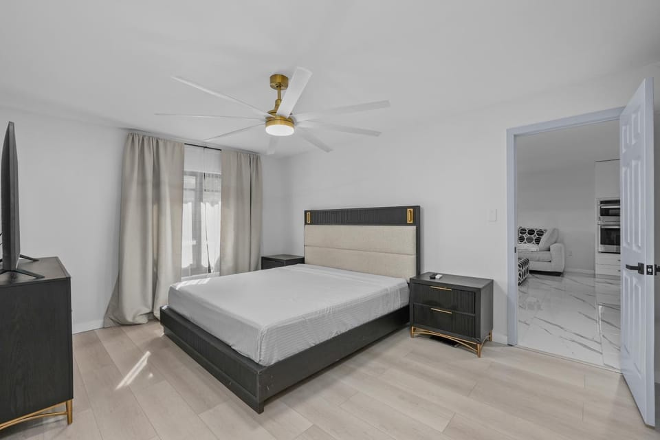 Luxury Style townhome with Pool - 1 Miles to Bucs Stadium Apartment in Tampa
