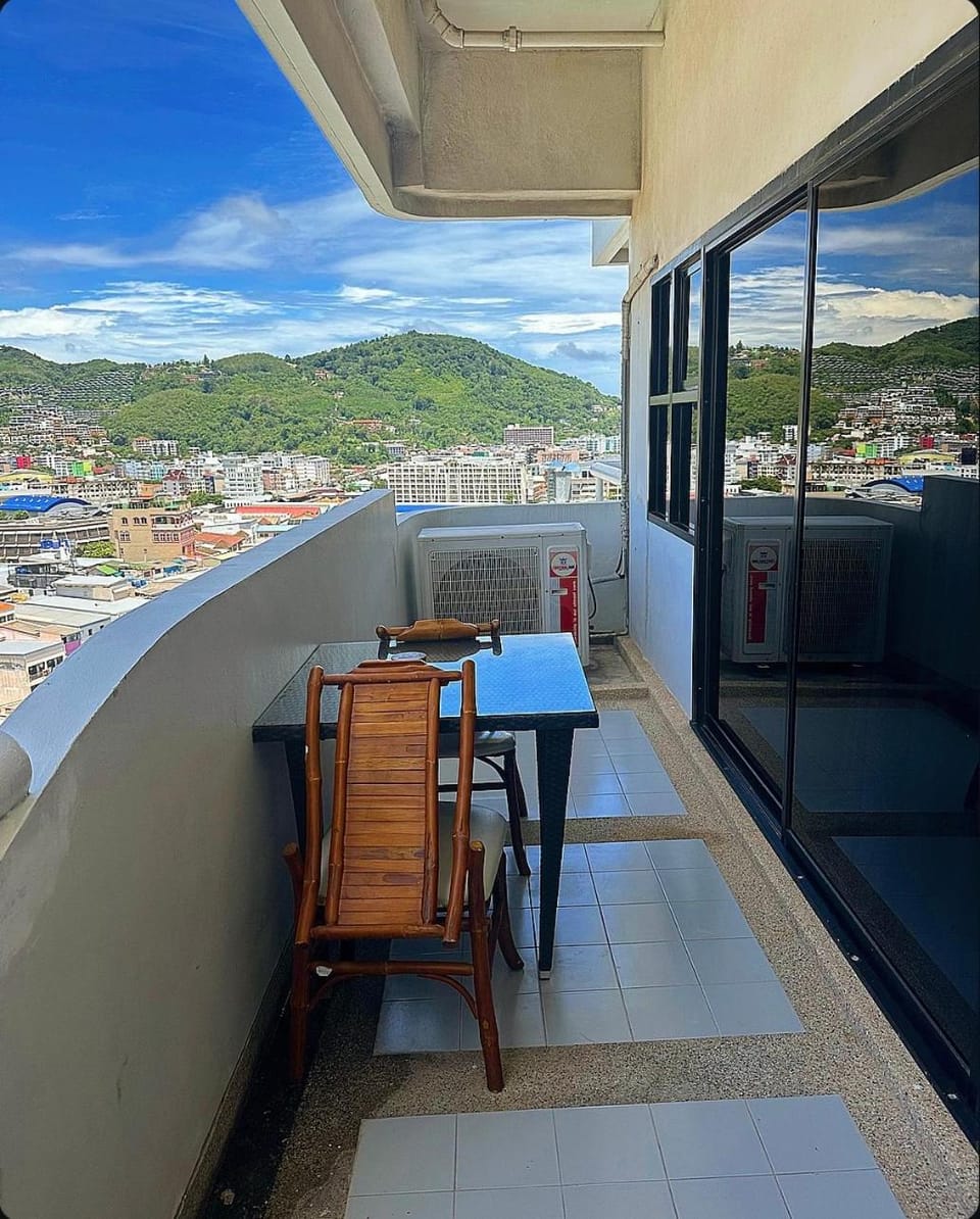 Day, Natural landscape, View (from property/room), Balcony/Terrace, Dining area, City view, Mountain view