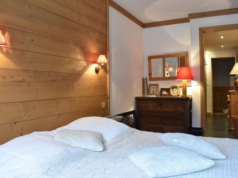 Appartement familial 12 pers. avec balcon, cheminée, proche pistes et commerces à Méribel - FR-1-180-619 Apartment in Les Allues