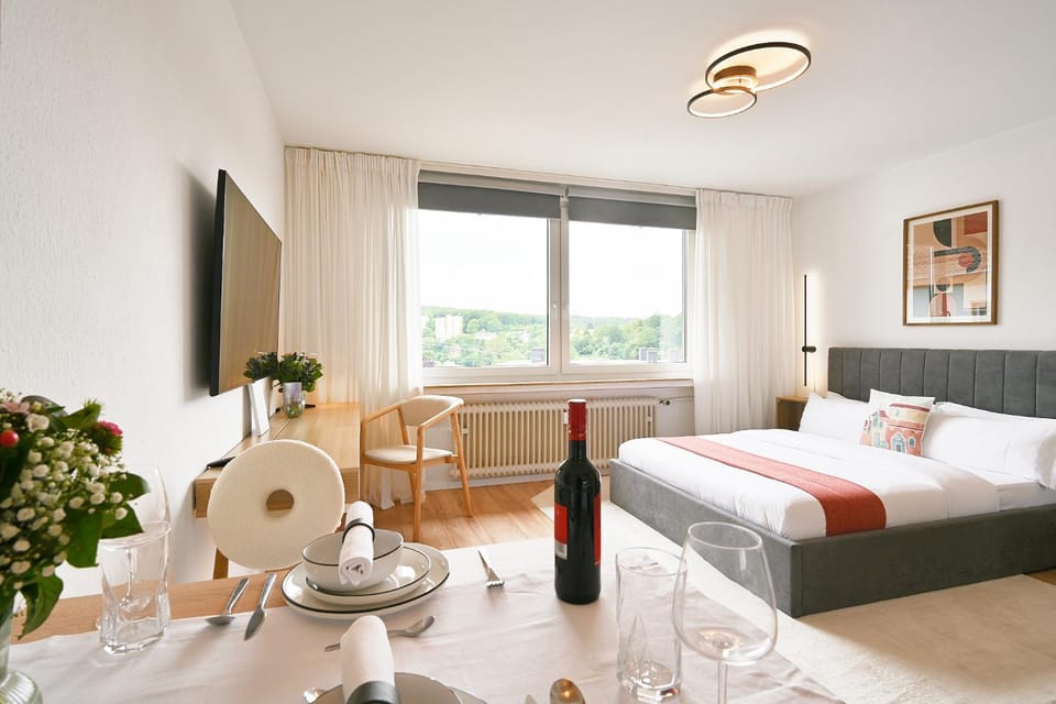 Bed, TV and multimedia, Photo of the whole room, Dining area, Bedroom