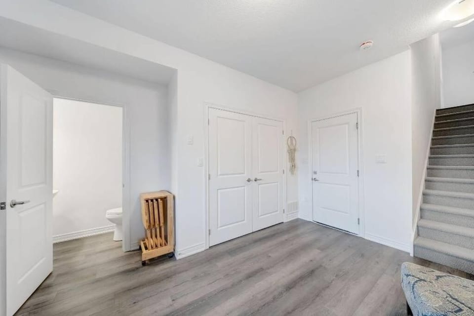 Modern 4 BR 3 and half WR 2 km to HW 403 and Downtown House in Brant