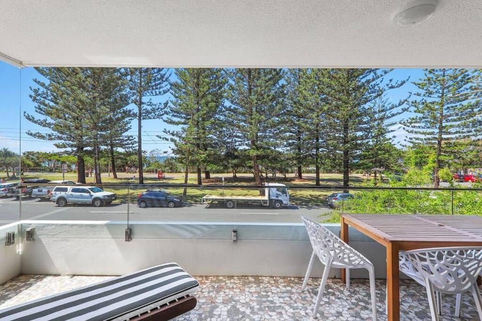 Beachfront Retreat at Burleigh, Breezy and Cosy Apartment in Burleigh Heads
