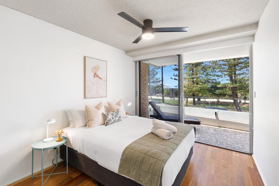 Beachfront Retreat at Burleigh, Breezy and Cosy Apartment in Burleigh Heads