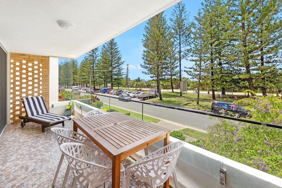 Beachfront Retreat at Burleigh, Breezy and Cosy Apartment in Burleigh Heads