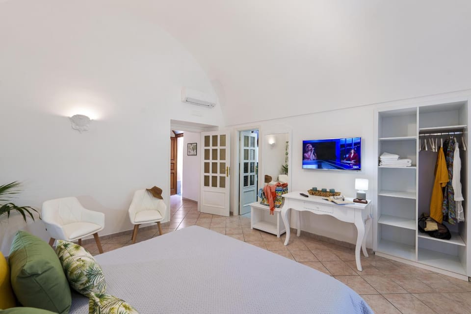 Valley mills window Sorrento Apartment in Priora