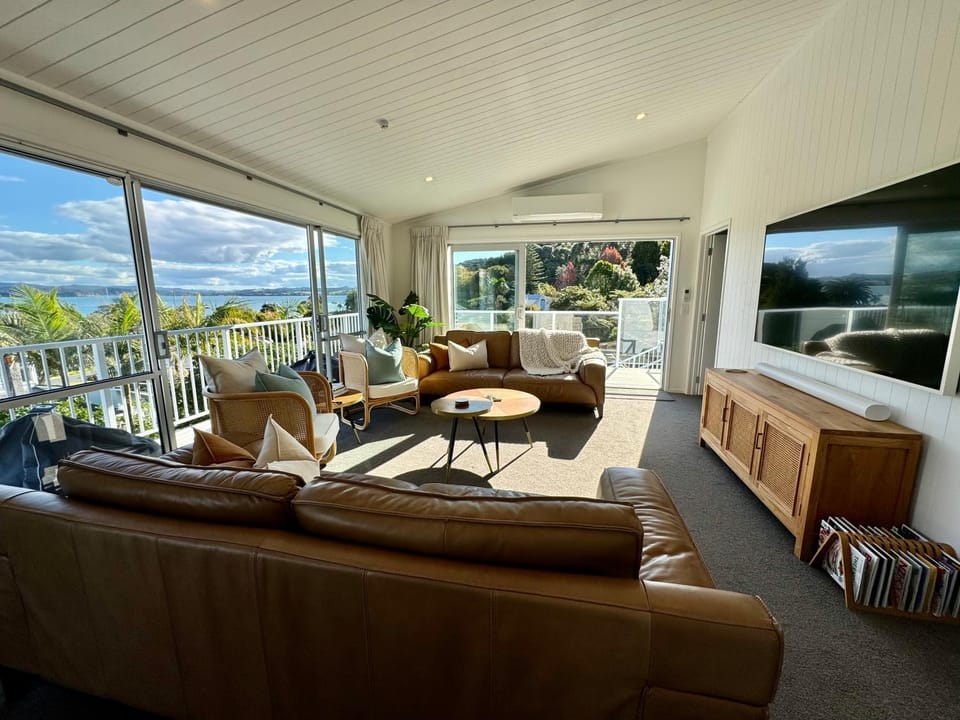 Russell Penthouse 2-3 Bedroom Apartment in Northland