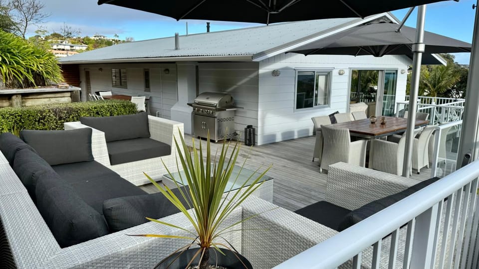 Russell Penthouse 2-3 Bedroom Apartment in Northland